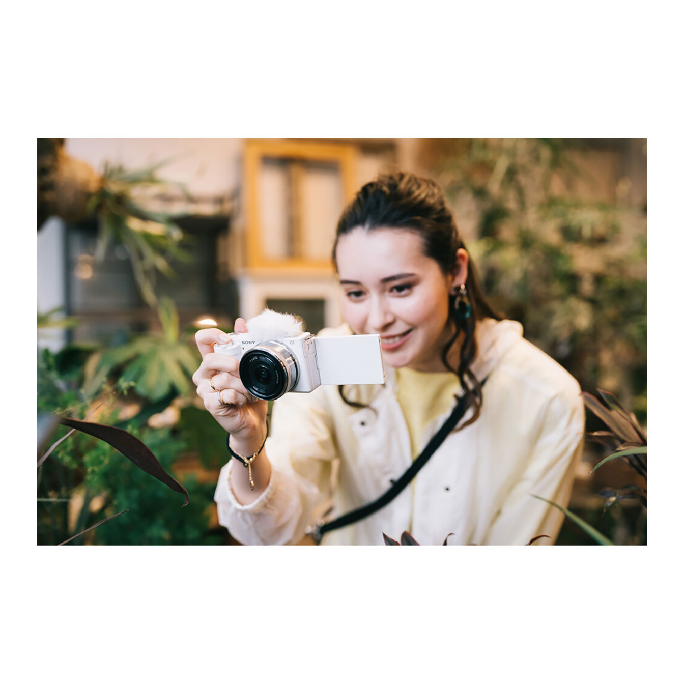 Sony ZV-E10 Mirrorless Camera with 16-50mm f/3.5-5.6 II Lens (White) - Image 18